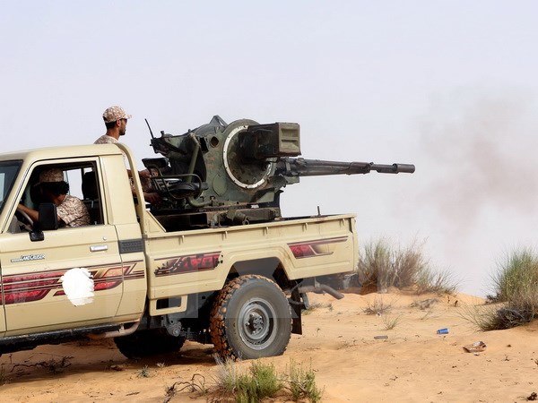 Các tay súng thuộc Bình minh Libya giao tranh với lực lượng trung thành với Chính phủ được quốc tế công nhận của Libya. (Nguồn: AFP/TTXVN)