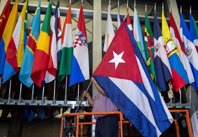 Lá cờ Cuba được treo bên ngoài trụ sở Bộ Ngoại giao Mỹ ở Washington (Nguồn: AFP)