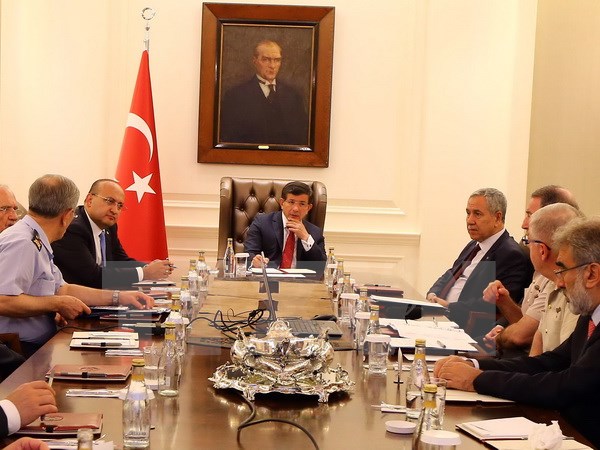 Thủ tướng Thổ Nhĩ Kỳ Ahmet Davutoglu (giữa) chủ trì cuộc họp an ninh tại thủ đô Ankara, thảo luận về bất ổn gia tăng tại khu vực giáp giới Syria, vào ngày 23-7 vừa qua. (Ảnh: AFP/TTXVN)