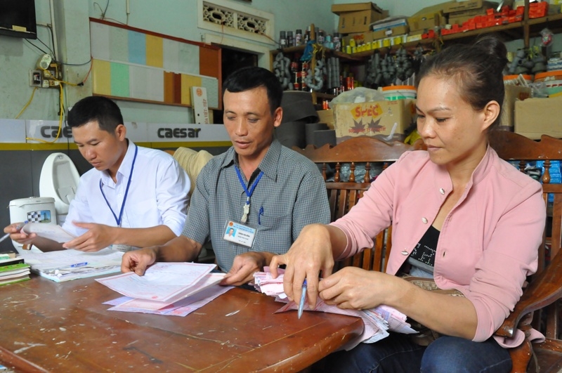 Cán bộ Chi cục Thuế huyện Cư Kuin đang kiểm tra một hộ kinh doanh trên địa bàn