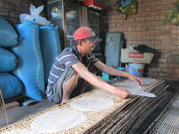 Xã viên HTX Dịch vụ nông nghiệp Hòa Nhơn kiểm tra bánh tráng  trước khi thu gom.