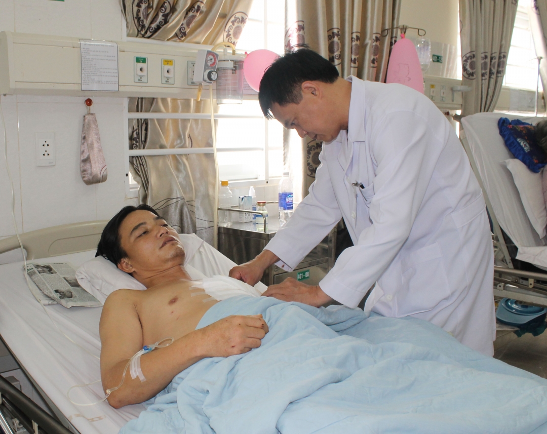 Bệnh nhân Nguyễn Mạnh Tường được chăm sóc đặc biệt sau phẫu thuật tại Bệnh viện Đa khoa Thiện Hạnh. 