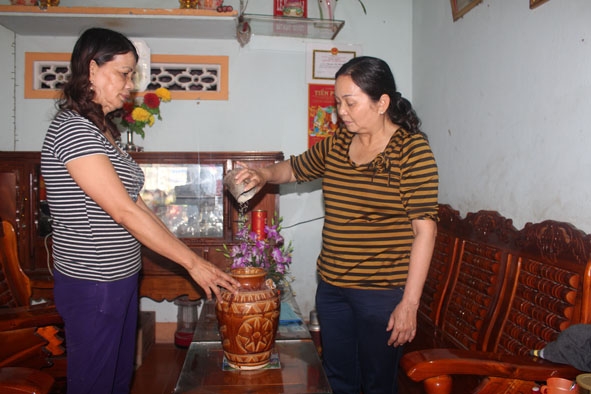 Hội Phụ nữ thị trấn Krông Kmar tiết kiệm gạo giúp người nghèo.