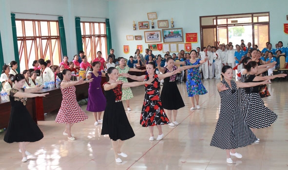 Các học viên bộ môn khiêu vũ dưỡng sinh tham gia phần thi tại Liên hoan thể dục dưỡng sinh và văn nghệ tỉnh Đắk Lắk năm 2015. 