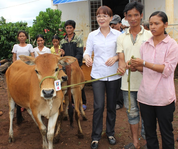 Đại diện lãnh đạo Công ty Xăng dầu Nam Tây Nguyên trao bò tặng hộ nghèo buôn Liêng Ông (xã Đắk Phơi).