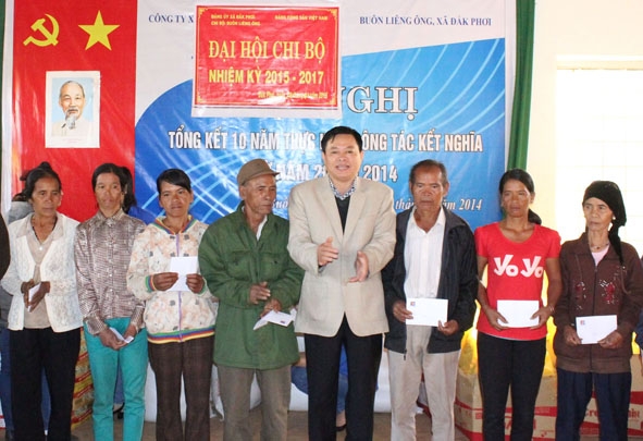 Đại diện lãnh đạo Công ty Xăng dầu Nam Tây Nguyên tặng quà cho hộ nghèo buôn Liêng Ông (xã Đắk Phơi) nhân dịp tổng kết 10 năm công tác kết nghĩa.
