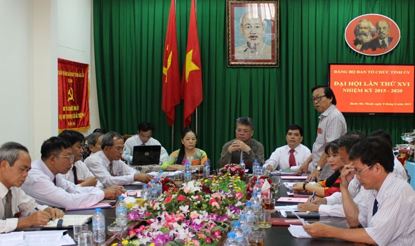 Đồng chí Trần Phú, Ủy viên Ban Thường vụ, Trưởng Ban Tổ chức Tỉnh ủy  phát biểu tại Đại hội Đảng bộ Ban Tổ chức Tỉnh ủy nhiệm kỳ 2015-2020.   Ảnh: N.H