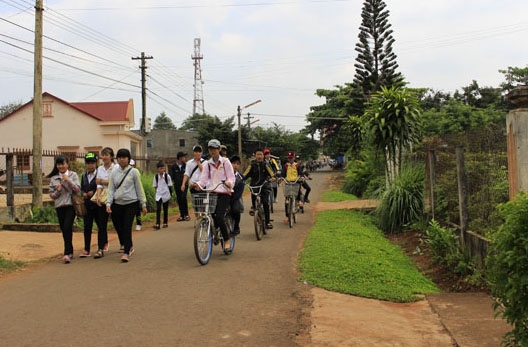 Những con đường giao thông nông thôn tại xã Hòa Thuận (TP. Buôn Ma Thuột) đã được nhựa hóa.  Ảnh: H.G