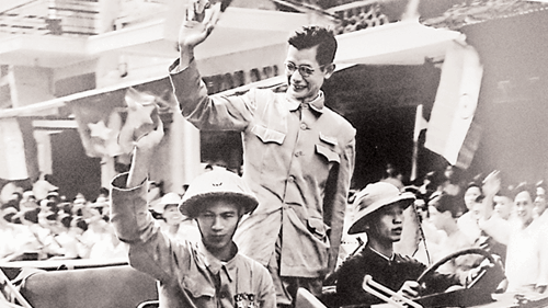 Bác sĩ Trần Duy Hưng, Phó Chủ tịch Ủy ban Quân quản thành phố Hà Nội vẫy chào nhân dân trong ngày giải phóng Thủ đô 10-10-1954. Ảnh: T.L