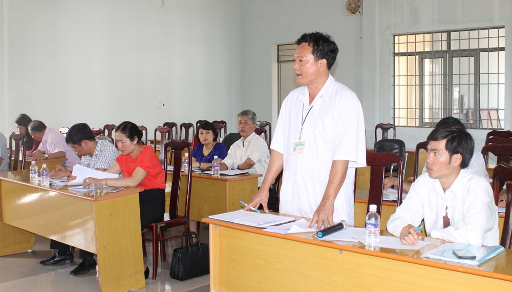 Phó Giám đốc Bệnh viện Lao và bệnh Phổi Rma Lương báo cáo việc thực hiện Nghị quyết 106 với Đoàn giám sár