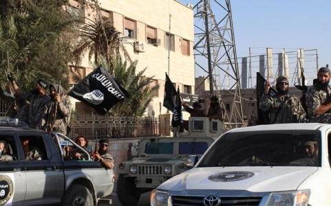 Phiến quân IS phô trương thanh thế ở Raqqa. Ảnh Reuters