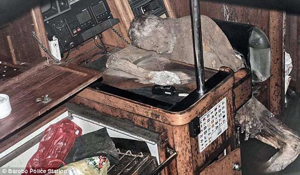 Xác ướp của Manfred Fritz Bajorat được tìm thấy  trên  du thuyền trôi dạt trên Ấn Độ Dương.