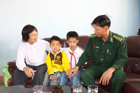  Bộ đội  Biên phòng tỉnh  thăm hỏi,  động viên anh em Nguyễn  Tiến Đạt.
