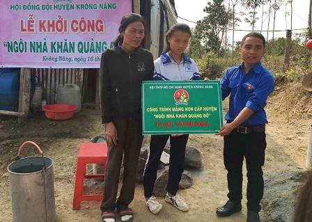 Đại diện Hội đồng Đội huyện Krông Năng trao bảng tượng trưng cho gia đình em Ngần Thị Hoàng Nhung