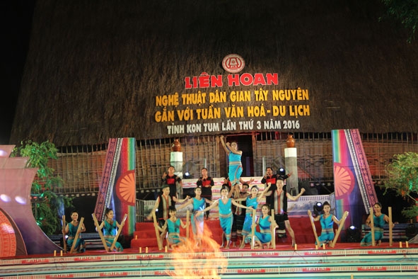 Tiết mục  biểu diễn  của đoàn  Đắk Lắk trong đêm  khai mạc.
