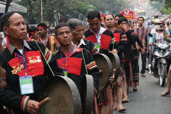 Đoàn Đắk Lắk biểu diễn trong lễ hội đường phố.