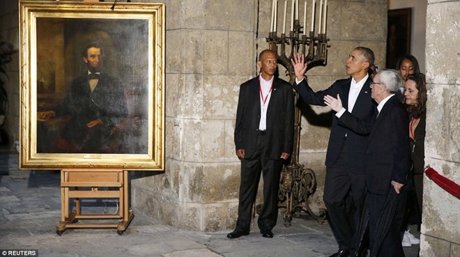 ổng thống Obama thăm Bảo tàng Thành phố La Habana. (Nguồn: dailymail.co.uk)