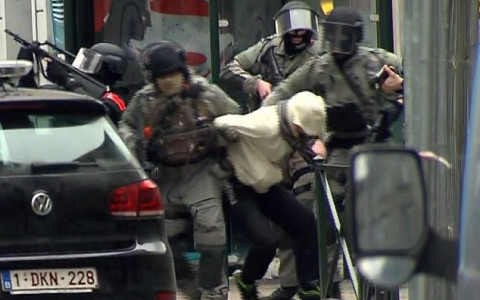 Tên Abdeslam (áo trắng) bị cảnh sát Bỉ bắt giữ. Ảnh AP