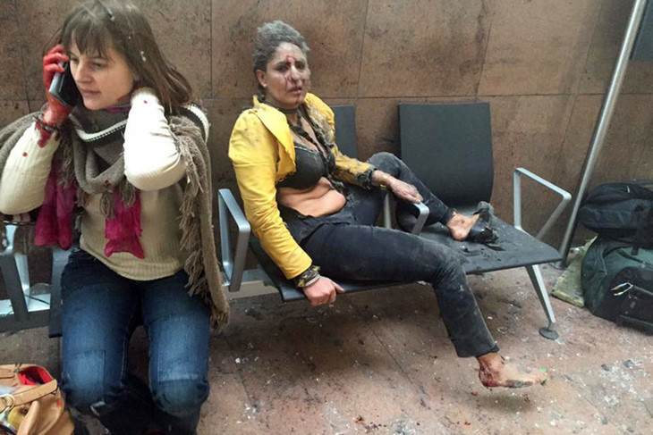 Hai phụ nữ bị thương trong vụ tấn công khủng bố ở sân bay Brussels, Bỉ. Ảnh: AP.