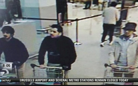 Ba nghi can thực hiện loạt vụ đánh bom khủng bố ở sân bay Zaventem. Ảnh chụp từ camera an ninh của sân bay