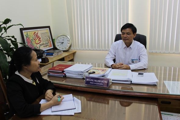 Ông Hoàng Mạnh Hùng, Phó Giám đốc Sở Nội vụ trả lời phỏng vấn  của phóng viên Báo Đắk Lắk. Ảnh: Hoàng Gia