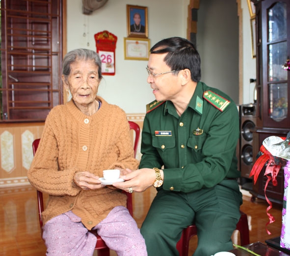 Đại tá Lê Xuân Đáng thăm hỏi, chuyện trò với Mẹ Việt Nam  Anh hùng Dương Thị Liễu