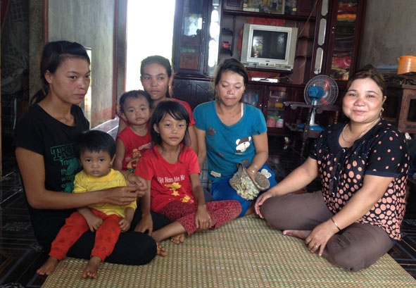 Chị H’Yoanh Niê (bìa phải) cùng công tác viên dân số  đến trực tiếp các hộ gia đình tuyên truyền  về chính sách dân số - KHHGĐ.