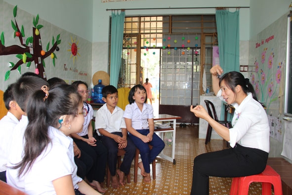 Một tiết học của lớp khiếm thính 1A cơ sở nuôi dạy trẻ khuyết tật Vi Nhân.