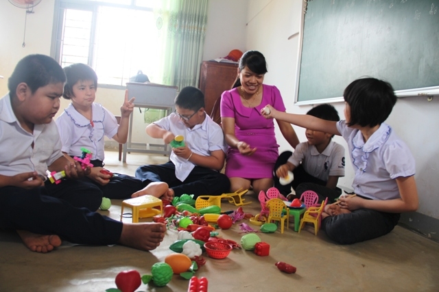 Cô Nguyễn Thị Quy cho học sinh tự kỷ chơi trò chơi