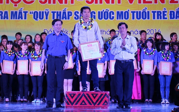 Bạn Trần Quang Vũ nhận Giải thưởng “Sao tháng giêng”  do Trung ương Hội Sinh viên Việt Nam trao tặng.