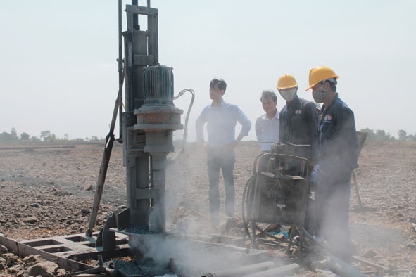 Đoàn kiểm tra liên ngành của tỉnh kiểm tra công tác An toàn vệ sinh lao động – Phòng chống cháy nổ tại Xí nghiệp Việt Hà (thị xã Buôn Hồ).