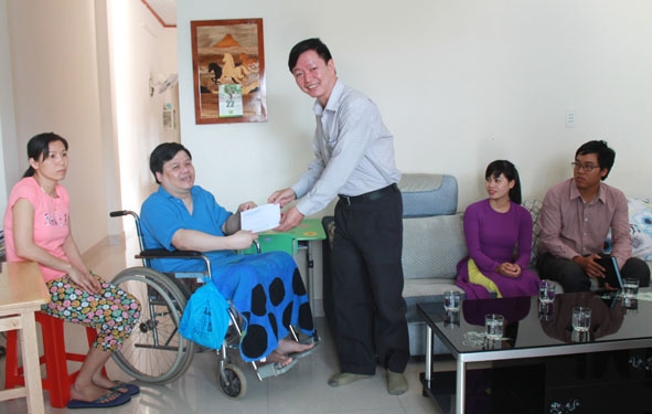 Đại diện Ban Chỉ đạo Tuần lễ quốc gia An toàn vệ sinh lao động – Phòng chống cháy nổ của tỉnh thăm, tặng quà gia đình anh Nguyễn Thanh Tuấn.