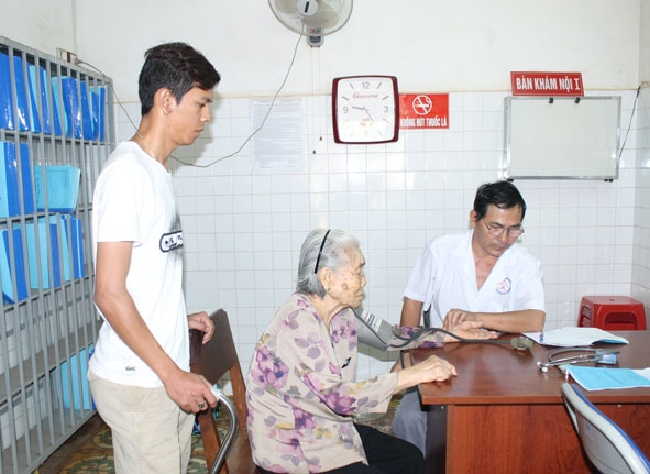 Người dân khám bệnh tại Bệnh viện Đa khoa tỉnh.