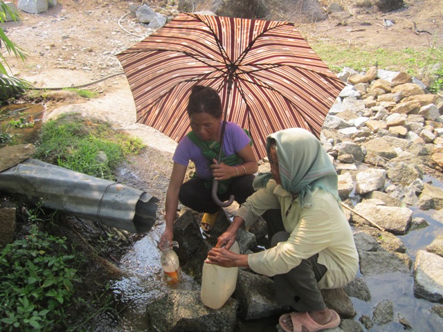 Người dân buôn Đắk Tây (xã Yang Tao, huyện Lắk) phải đi hơn 2 km lấy nước về dùng. 