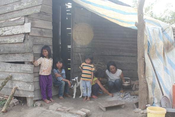 Chị H'Nhinh Niê  (ngoài cùng, bên phải)  và những đứa con không được  chăm sóc chu đáo do  hoàn cảnh khó khăn.