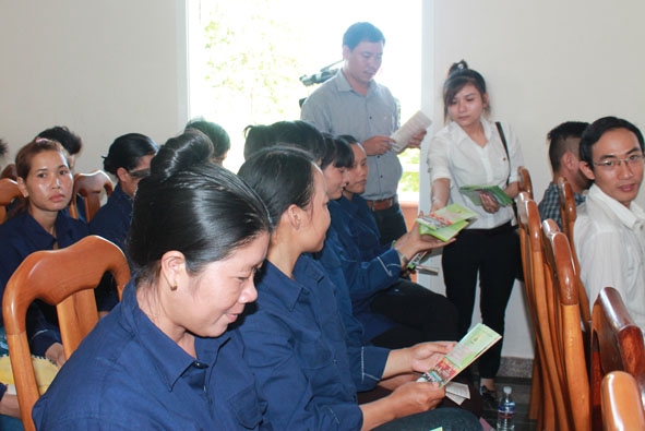 Công nhân lao động Nông trường  Cao su Hoàng Anh  Đắk Lắk nhận tờ rơi,  sổ tay tuyên truyền  về  pháp luật.