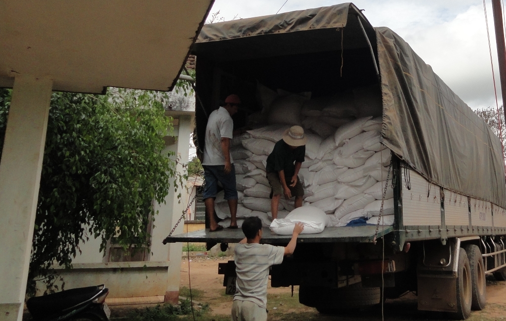 Vận chuyển gạo cứu trợ đợt 1, năm 2016 tại xã Vụ Bổn (Krông Pắk)