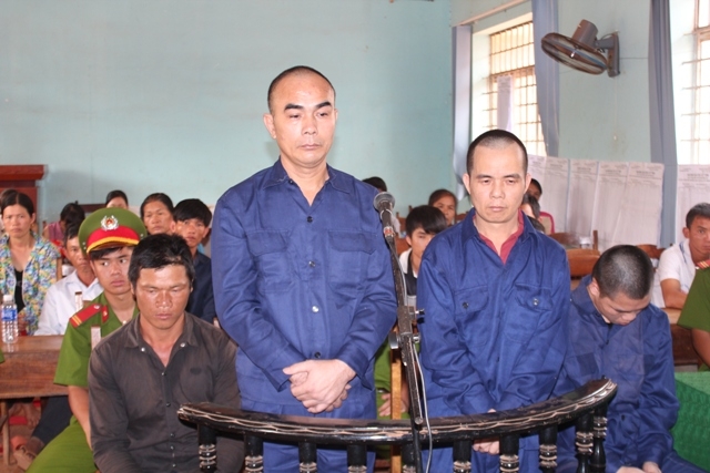 Nguyễn Viết Hùng và Hứa Văn Khoáy tại phiên tòa.