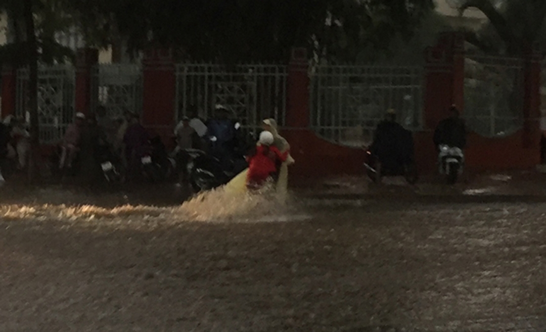 Một người đi bộ bị nước kéo theo