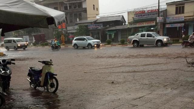 Đường Nguyễn Chí Thanh ngập nước trong mưa