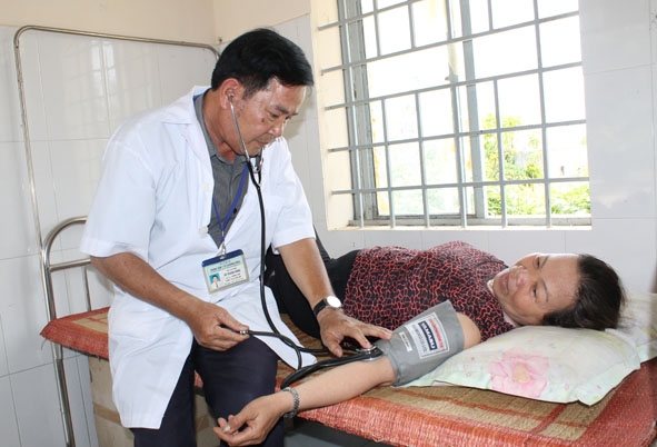 Người dân đến khám bệnh tại Trạm Y tế xã Yang Reh (huyện Krông Bông).