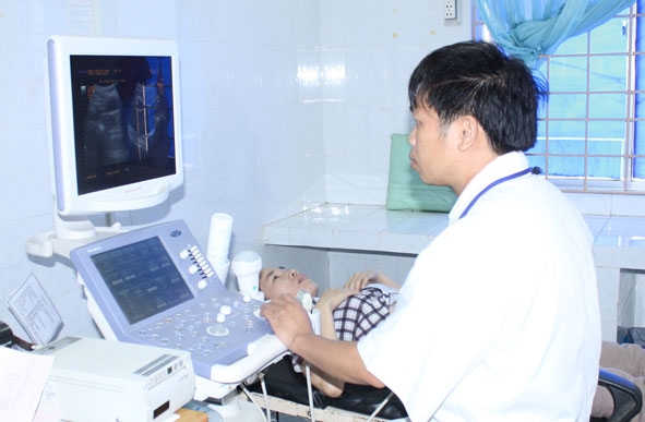 Siêu âm cho người bệnh tại Bệnh viện Đa khoa huyện Krông Bông.