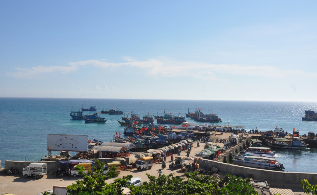 Cảng Lý Sơn nhìn từ trên cao. Cảng là nơi các tàu vận tải hành khách, tàu vận chuyển hàng hóa từ Lý Sơn - cảng Sa Kỳ ra vào hàng ngày.