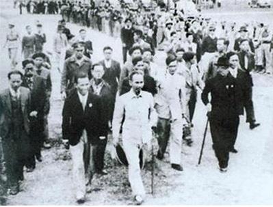 Hàng vạn người dân đón mừng Chủ tịch Hồ Chí Minh và các vị được giới thiệu ứng cử đại biểu Quốc hội tại Hà Nội ngày 5-1-1946 (Nguồn: Ban Tôn giáo Chính phủ)