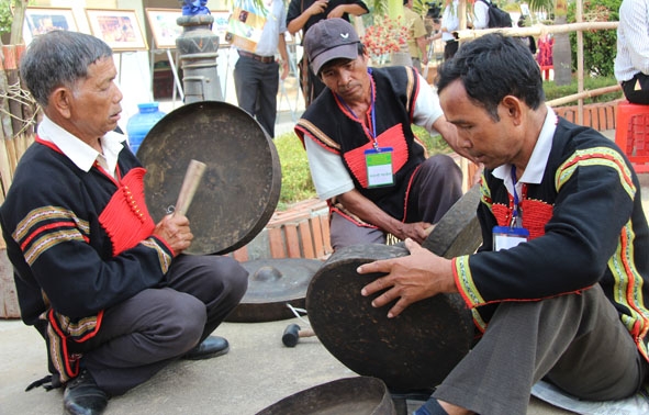 Các nghệ nhân  biết thẩm âm và chỉnh chiêng ở Đắk Lắk tham gia nội dung bảo tồn cồng chiêng Tây Nguyên tại Tuần lễ văn hóa được tổ chức ở thành phố Kon Tum vào trung tuần tháng 3-2016.