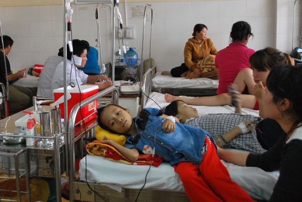 Một bệnh nhân bị bệnh tan máu bẩm sinh đang được truyền máu tại Bệnh viện Đa khoa tỉnh Đắk Lắk.