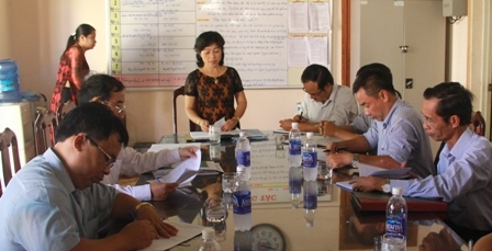 Lãnh đạo Trường THPT Y Jut (huyện Cư Kuin) báo cáo với Đoàn kiểm tra Sở GD-ĐT Đắk Lắk
