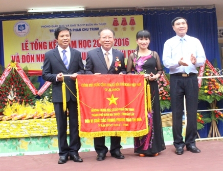Phó Bí thư Tỉnh ủy Trần Quốc Cường trao Cờ thi đua của Thủ tướng Chính phủ cho tập thể nhà trường.