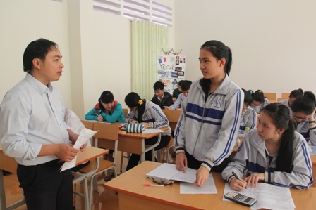 Học sinh lớp chuyên Hóa Trường THPT Chuyên Nguyễn Du. Ảnh tư liệu