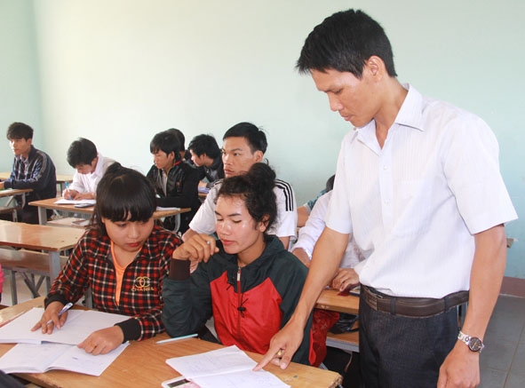 Giờ ôn tập môn Toán cho học  sinh lớp 12 của Trung tâm GDTX Krông Bông.